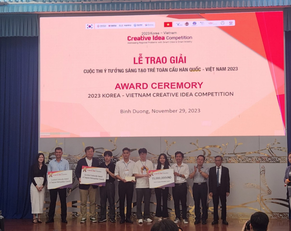 지난 29일 베트남에서 열린 ‘제2회 2023 한국-베트남 글로벌 창의아이디어 경진대회’에서 수상팀 기념촬영을 진행하고 있다.