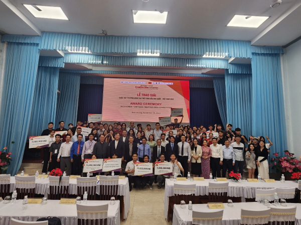 지난 29일 베트남에서 열린 ‘제2회 2023 한국-베트남 글로벌 창의아이디어 경진대회’에 참여한 12개 대학 학생들과 관계자들이 기념촬영