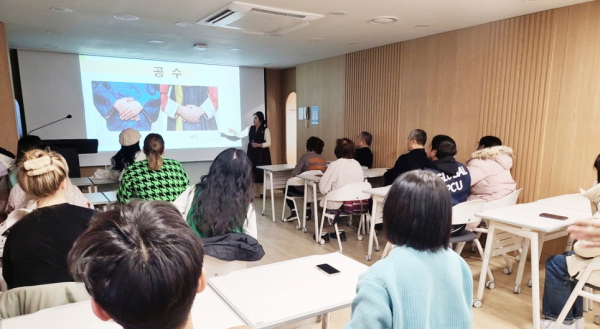 대전시 외국인주민 통합지원센터가 1일 외국인 주민을 대상으로 ‘미리 우리 설날’ 프로그램을 진행했다.