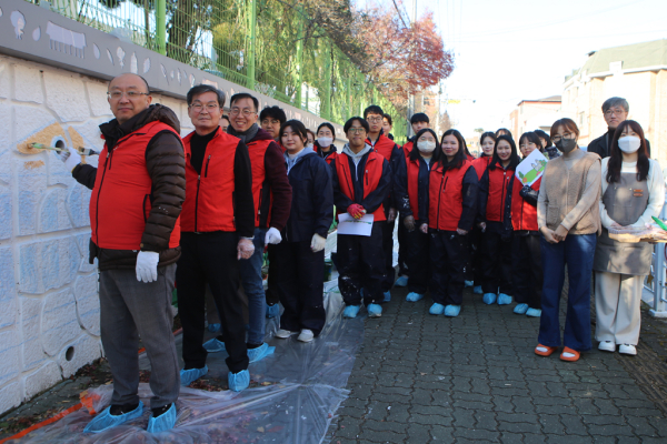 벽화 봉사 기념사진/나사렛대 제공