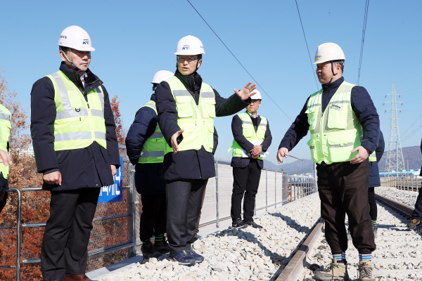 김한영 이사장(왼쪽 두 번째)이 지난 4일 동해선 울산고가 노후 시설물 개량공사 현장을 확인하고 있다.