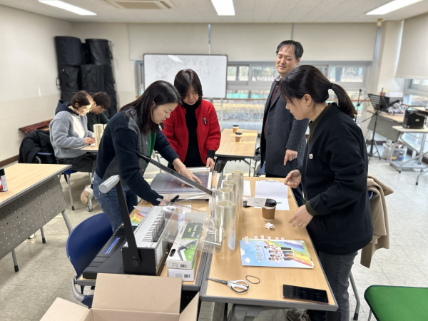 점자책 지원단 선생님들이 충남시각장애인복지관에서 점자책을 제작하고 있다