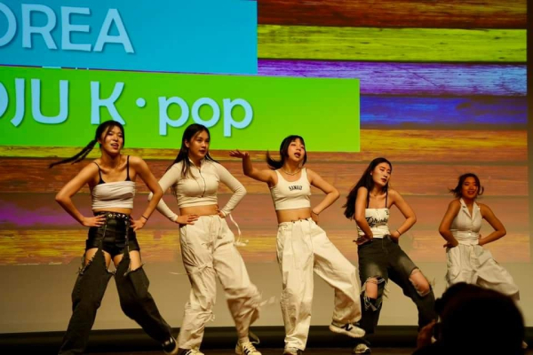 댄스팀 DJU(최희윤, 공연예술콘텐츠학과 외 4명)과 졸업생이 참여한 연극팀 공연 모습