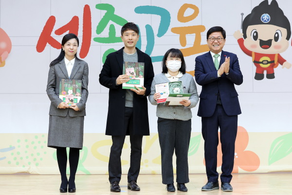 월례회의에서 퀴즈 정답자에게 상품을 증정하고 있다.