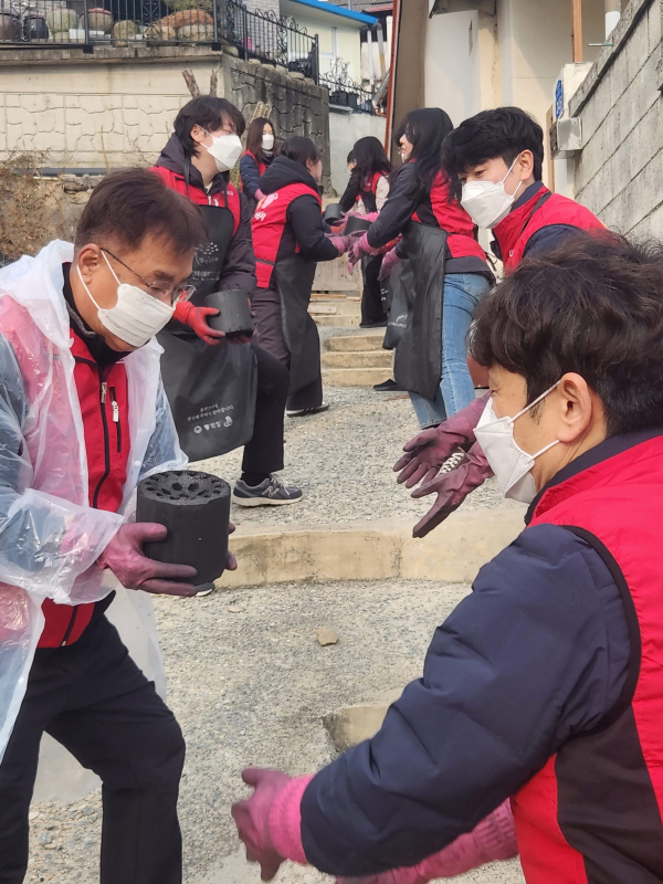 공사 임직원들이 6일 대전 대덕구 장동 일원에서‘사랑의 연탄나눔’봉사활동을 전개했다.
