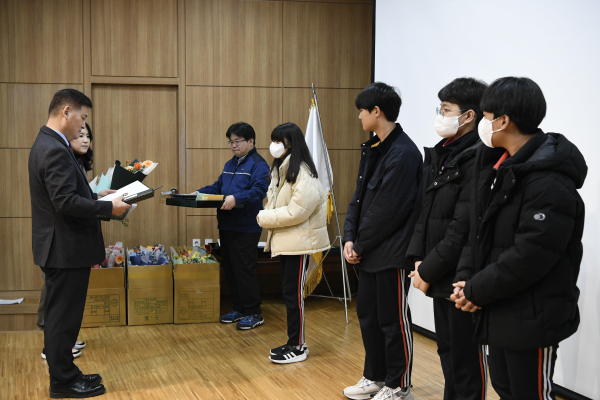 청렴 콘텐츠 공모전 시상식 (수상자 상장 수여 모습)