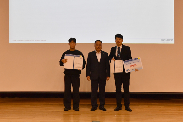 ‘2023년 품질경영활동 성과보고 및 품질분임조 발표대회’에서 추성열 조폐공사 부사장(가운데)과 최우수상 수상 분임조장이 함께 기념촬영