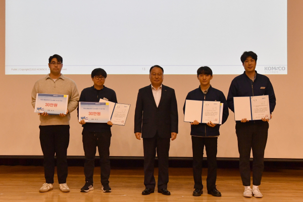 ‘2023년 품질경영활동 성과보고 및 품질분임조 발표대회’에서 추성열 조폐공사 부사장(가운데)과 우수상 수상 분임조장이 함께 기념촬영