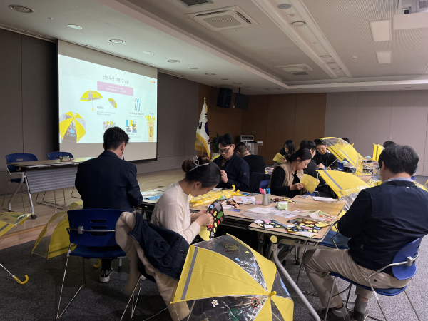 공사 임직원들이 어린이 교통사고 예방을 위해 안전우산을 제작하는 모습