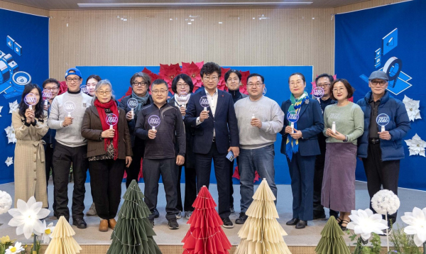 최충규 대덕구청장(사진 첫 번째 줄 가운데)과 대덕구민 기자단이 7일 대덕구 청년벙커에서 열린 ‘2023년 대덕구민 기자단 성과보고회’를 마친 후 기념 촬영