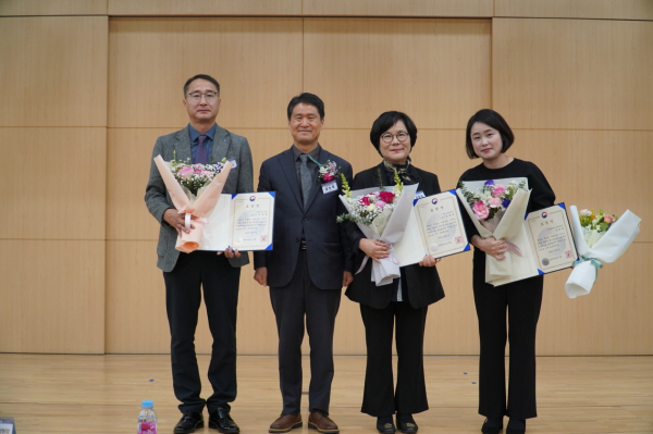 7일 국립한밭대학교에서 열린 ‘2023년 대전·세종 산학연 우수성과 연합발표회'에서 산학연협력 유공자로 중소벤처기업부 장관상을 받은 수상자들이 함께 기념촬영을 하고 있다.(오른쪽 첫 번째 국립한밭대 중소기업산학협력센터 구효원 선임)