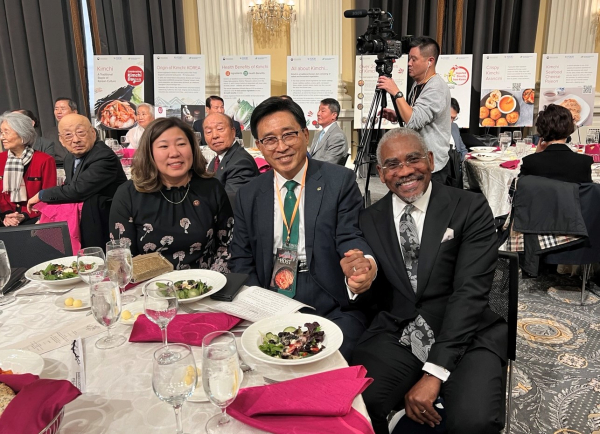 미국 연방의회 김치의 날 기념행사 현장 * 한국농수산식품유통공사 김춘진 사장(가운데), 그레이스 멩 연방 하원의원(왼쪽), 그레고리 믹스 연방 하원의원(오른쪽)