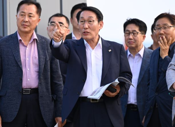 해양분수공원을 현장점검하는 이용록 홍성군수