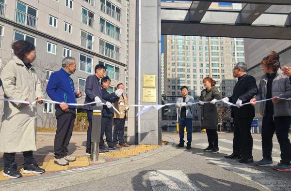 8일 예천효성해링턴플레이스아파트에서 ‘서산시 공동주택 우수단지 인증 동판 부착 행사’ 모습