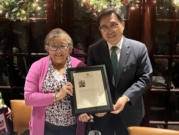 아니타 본즈 워싱턴 D.C 의원으로부터 감사서신을 받고있는 한국농수산식품유통공사 김춘진 사장 * 한국농수산식품유통공사 김춘진 사장(우측), 아니타 본즈 워싱턴 D.C 의원(좌측)