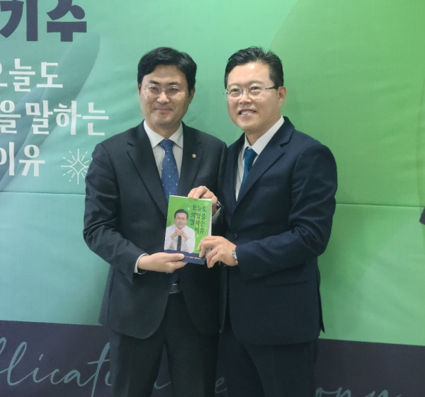 출판기념회 기념사진을 찍는 장기수 위원(왼쪽)과 이정문 의원/사진=박동혁 기저ㅏ
