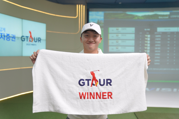 ‘2023 신한투자증권 GTOUR MEN’S’ 7차 결선 현장에서 우승자 김홍택이 경기 종료 후 기념사진을 촬영하고 있다.
