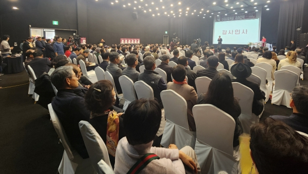 이명수 의원의 출판기념회에 참석한 내빈들/사진=박동혁 기자