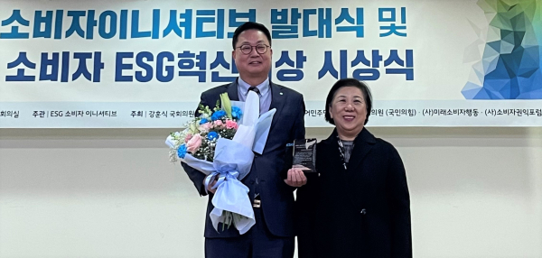 2023 소비자 ESG혁신대상 수상 기념사진 * 한국농수산식품유통공사 기노선 부사장(왼쪽), 소비자권익포럼 이은영 이사장(오른쪽)