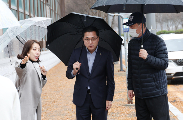 박희조 동구청장이 11일 낭월동 어린이공원을 찾아 영유아 부모들과 민원 해결 방안에 대해 이야기 하고 있다.