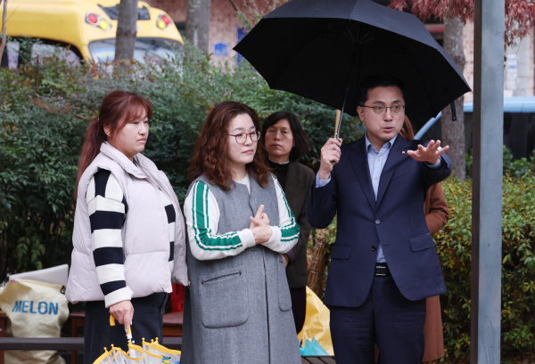 박희조 동구청장이 11일 낭월동 어린이공원을 찾아 영유아 부모들과 민원 해결 방안에 대해 이야기 하고 있다.