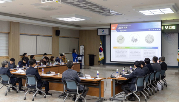 지난 11일 구청 대회의실에서 열린 ‘새여울물길 30리 프로젝트 기본설계 최종보고회’에 참석해 결과를 경청하고 있다.