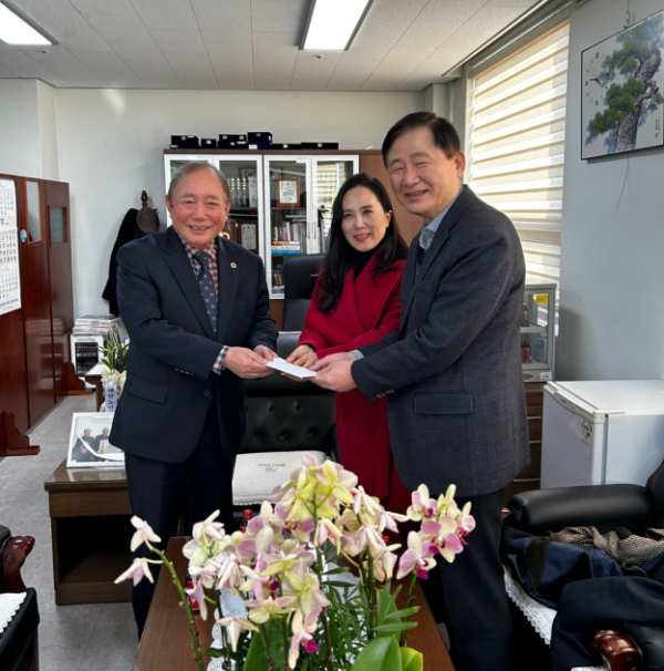 사진 오른쪽부터 세아리합창단 김성민 단장, 서은숙 예술감독, 대한노인회 세종시지회 장영 회장