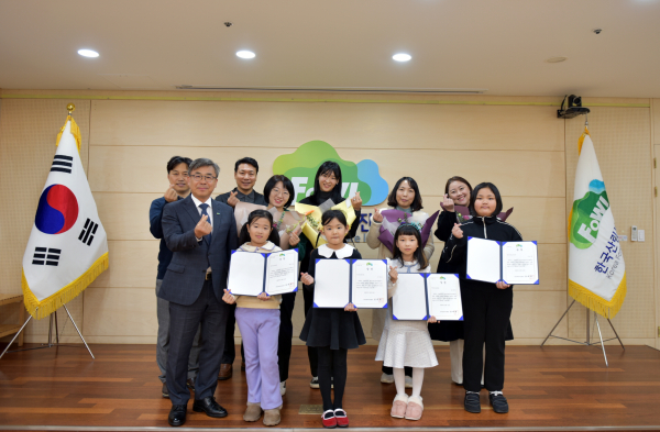 ‘2023년 산림복지 국민참여 사진·그림 공모전 시상식’에서 남태헌(앞줄 좌측 첫 번째) 한국산림복지진흥원장과 수상자들이 기념 촬영