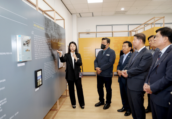 유류피해극복 기념물 특별전 모습.