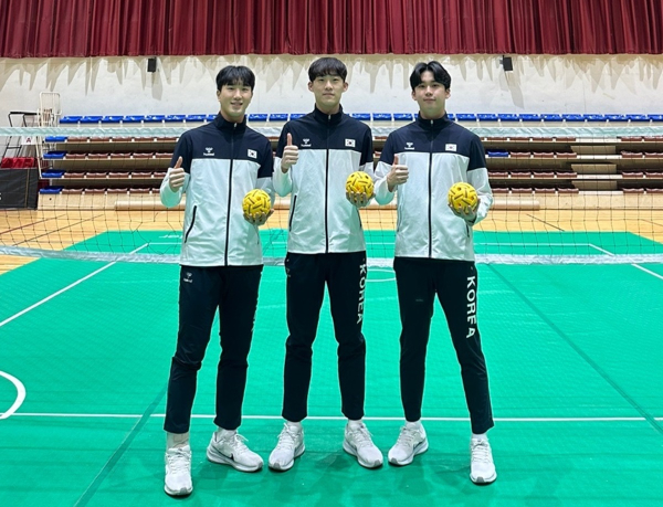 세팍타크로 국가대표로 선발된 목원대 선수들이 대학 체육관 세팍타크로 경기장에서 기념촬영. 왼쪽부터 김상민·장민혁·김현수 선수.