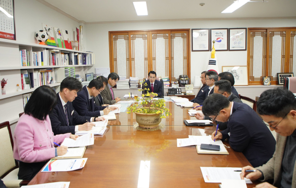13일 서산시청 시장실에서 이완섭 서산시장이 긴급 대책 회의를 주재하는 모습