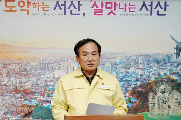 14일 시청 브리핑룸에서 열린 시내버스 불법 운행에 따른 긴급브리핑 중인 김일환 건설도시국장