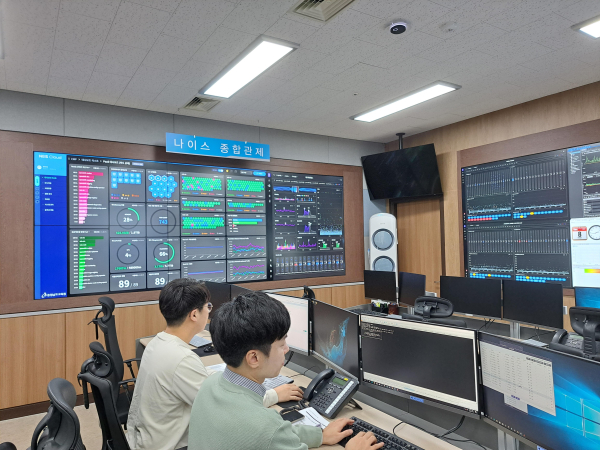 교육과정평가정보원 교육행정정보시스템 종합관제실에서 최근 발생한 행정 전산망 장애 대비 관제 업무를 실시하고 있다