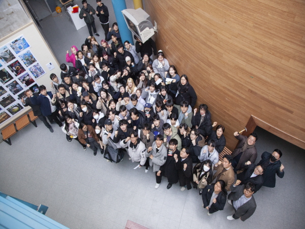 배재대 광고사진영상학과 ‘학기말 과제전’에서 학생‧교수‧동문들이 개막식을 축하하고 있다.