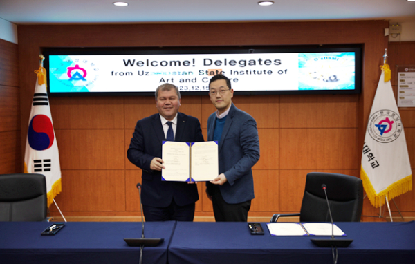 유주현 부총장(오른쪽)과 우즈베키스탄 국립예술문화대학교 샤마노브 엘도르 총장이 지난 15일 국제교류 업무협약을 진행 후 기념사진