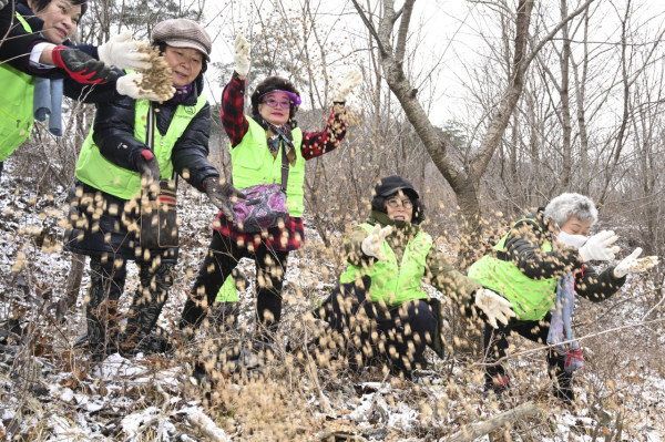 19일 오전 어남동 산10번지 임야에서‘야생동물 먹이주기’ 행사