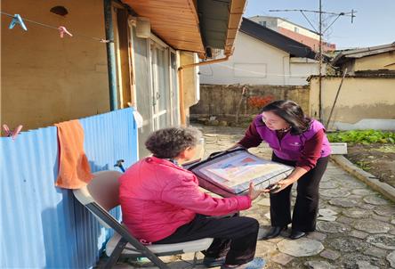 라파엘신경과의원에서 후원한 난방용품 전달 모습