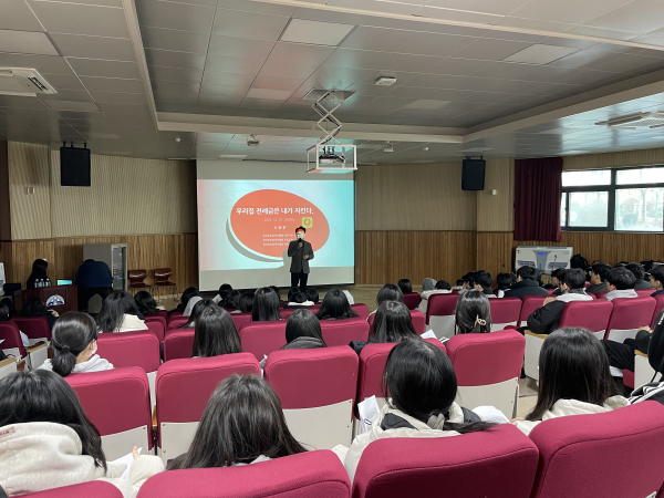 한국공인중개사협회 대전광역시지부 유성구지회 전임교수가 학생들을 대상으로 전세사기 예방 교육 진행