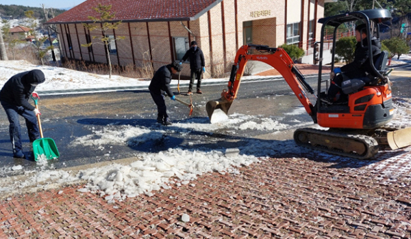 지난 16일 한국산림복지진흥원 국립산림치유원(경북 영주시·예천군)에서 이용객 안전사고를 예방하기 위해 결빙구간 제거와 모래 도포 작업