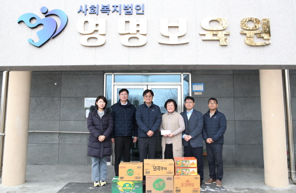 왼쪽 세번째 김형렬 행복청장, 네번째 영명보육원 박연수 원장 등