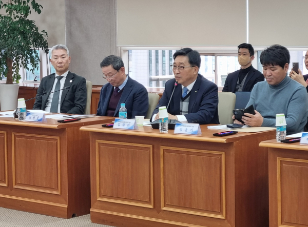 한국수산산업총연합회 2023년도 제1차 임시총회 현장사진 * 한국농수산식품유통공사 김춘진 사장(우측2번째)