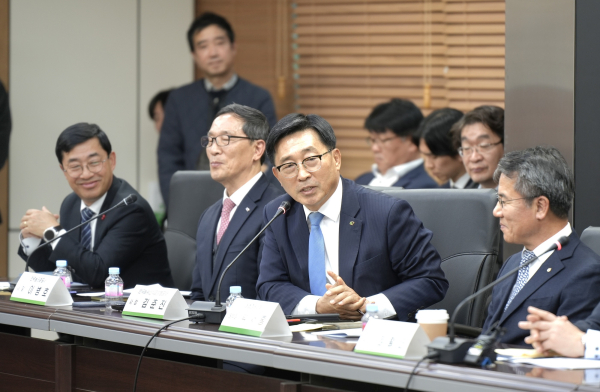 ‘케이-푸드 플러스(K-Food+) 수출확대 추진본부’ 간담회 현장 사진 * 한국농수산식품유통공사 김춘진 사장(우측2번째)