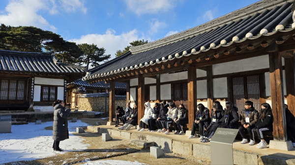 돈암서원의 세계유산으로 의미와 보전에 대해 설명을 듣고 있다.