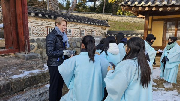 국제교육교유센터 원어민교사와 함께 교육 프로그램에 참여하고 있다.