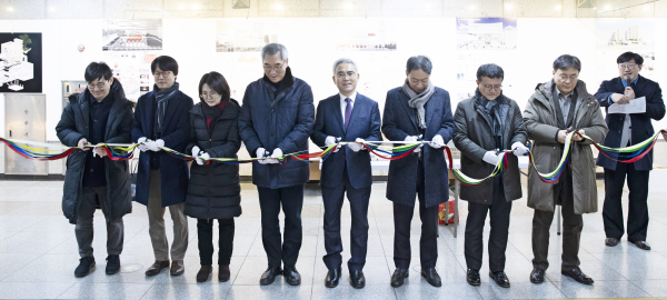 지난 20일 대전도시철도 1호선 대전역 문화갤러리에서 ‘목원대 배재대 건축학과 연합 전시회’를 개최한 가운데 이희학 목원대 총장과 김욱 총장 등이 개막식에서 테이프 커팅식을 하고 있다.