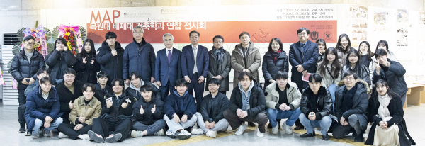 양 대학 학생‧교수와 이희학 목원대 총장, 김욱 배재대 총장이 개막식을 자축하는 모습.