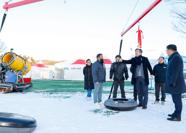 정용래 유성구청장이 21일 야외 어린이 눈썰매장 개장 전 안전사고 예방을 위한 현장점검 실시