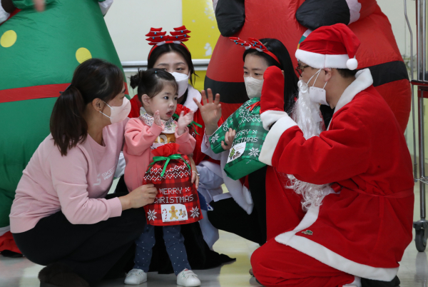 21일, 크리스마스 앞두고 환자‧교직원 등에 선물 나눔 행사