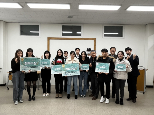 지난 21일 교내에서 ‘2023학년도 학생상담센터 참여 공모전’ 시상식을 개최하고 수상한 학생들과 관계자들이 함께 기념촬영을 하고 있다.