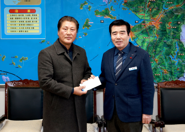 민간해양구조대원 신동원 씨, 인명구조에 이어 이웃사랑 성금 전달식 모습